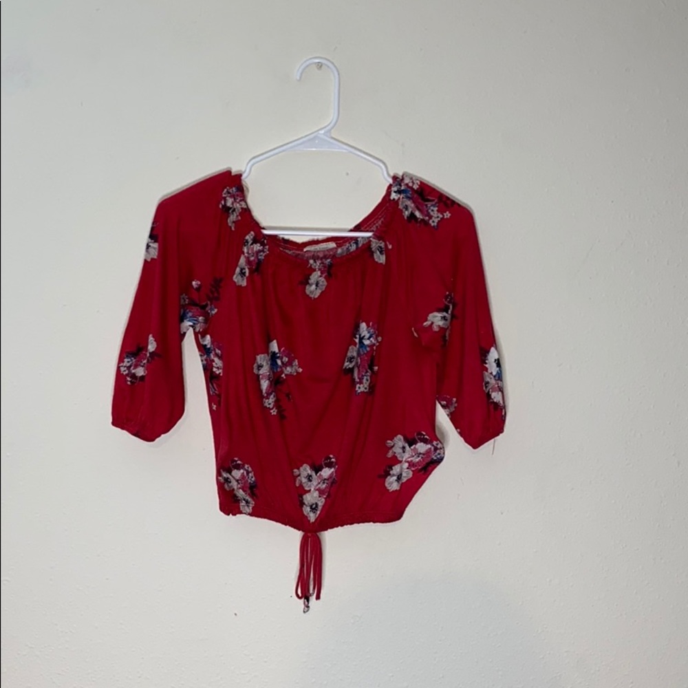 Crop top with flowers and a knot on the bottom